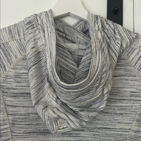 Lululemon Think Fast Hoodie Size 8 - Picture 2 of 8